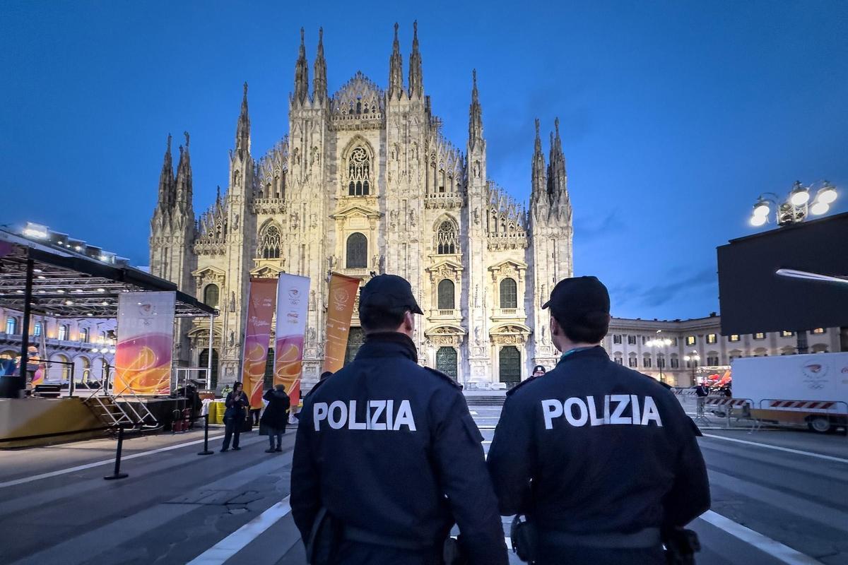 Agentes de la Policía italiana en Milán