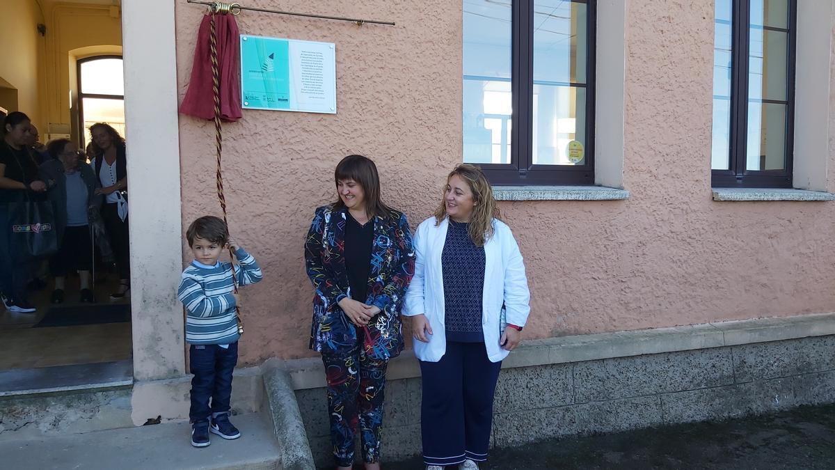 Lydia Espina, a la derecha, con Amelia Fernández, en el centenario de la escuela de Logrezana.