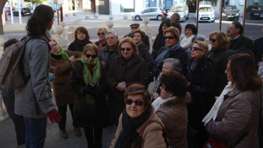 Inicio, ayer, de la ruta por La Vila amurallada de un grupo con invidentes.