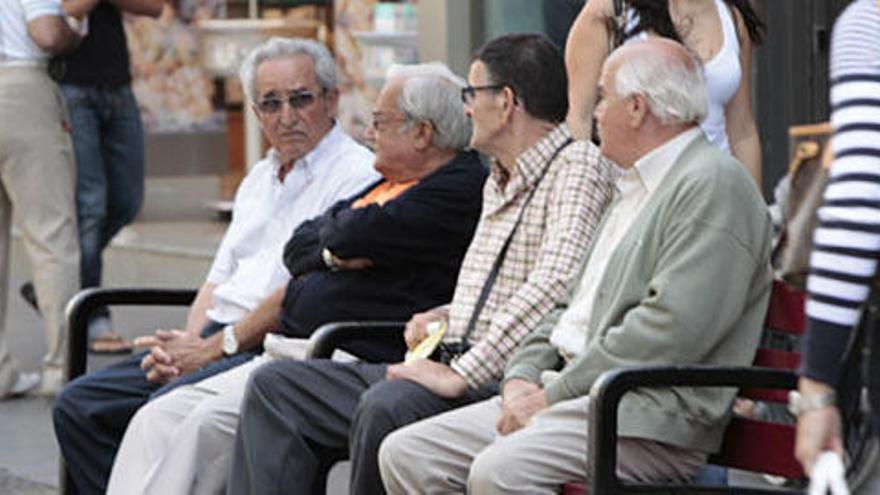 Un grupo de jubilados charla, ayer en la calle mayor de Triana, de la capital gran canaria. i MIGUEL A. LÓPEZ GALÁN