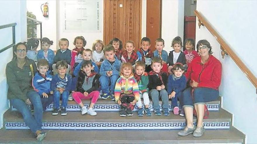 Los niños visitan el consistorio para conocer su funcionamiento