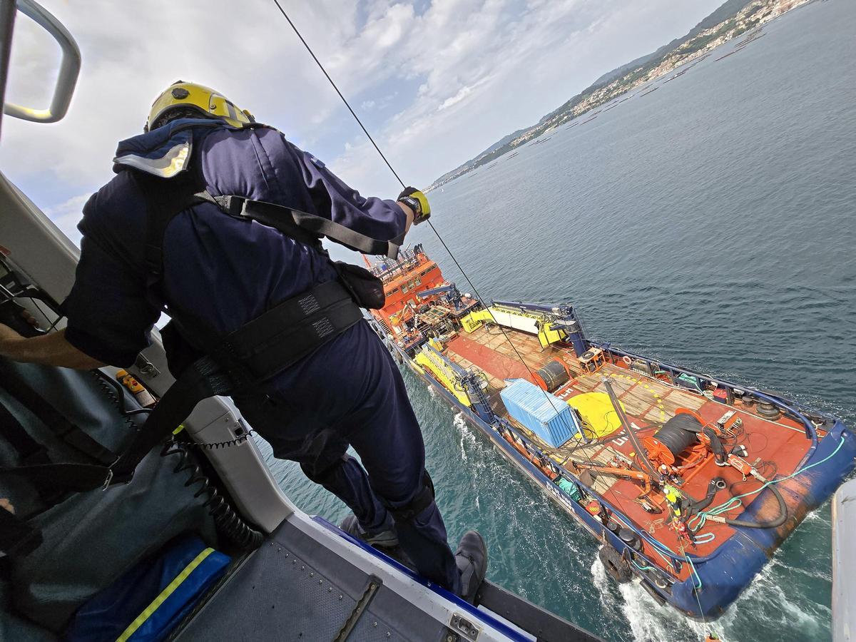 Un día en el «Pesca 1», el helicóptero de Gardacostas de Galicia