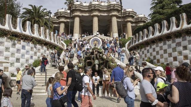 Visitants al parc Güell. | FERRAN NADEU
