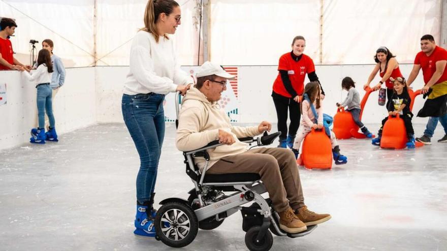 Pista de patinaje con hielo natural para personas con discapacidad. | |