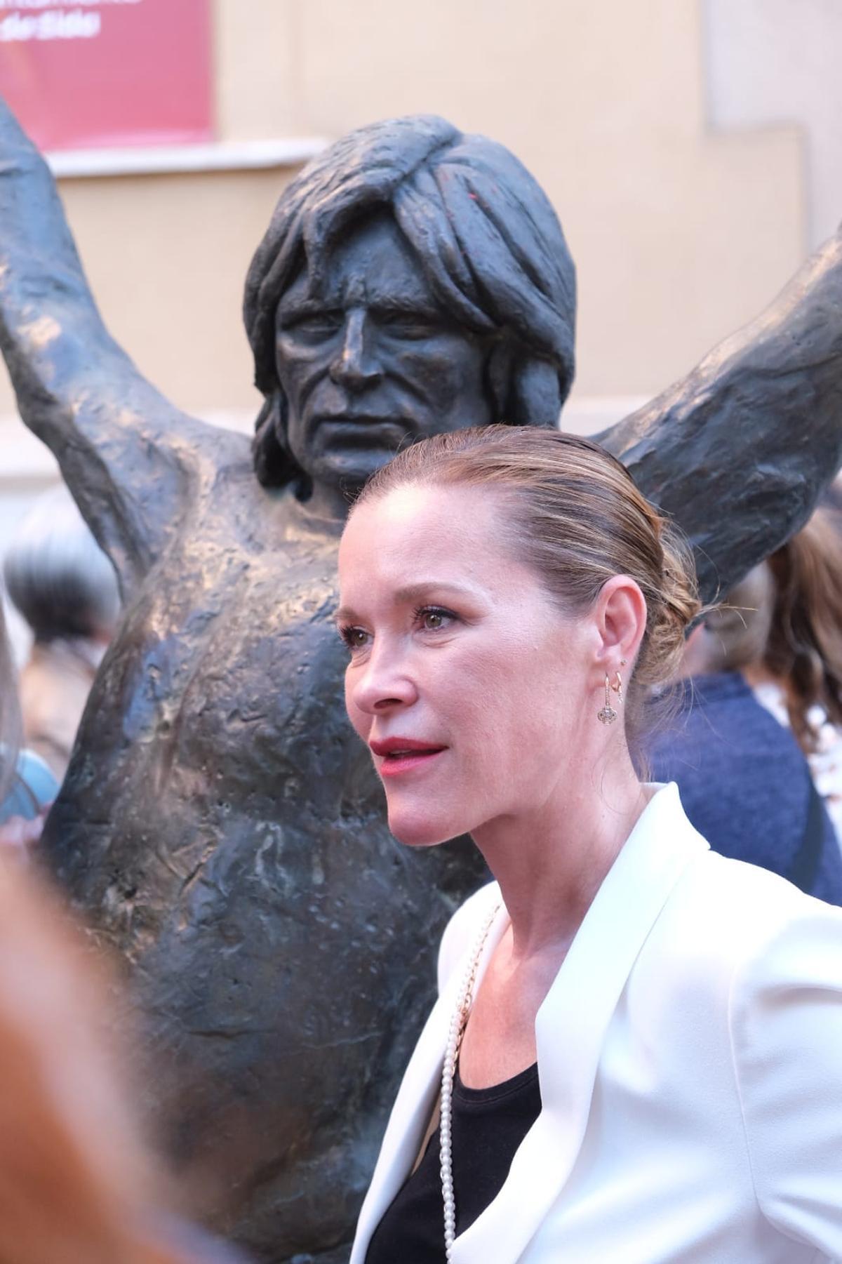 La hija de Antonio Gades junto a la escultura a tamaño real de su padre.