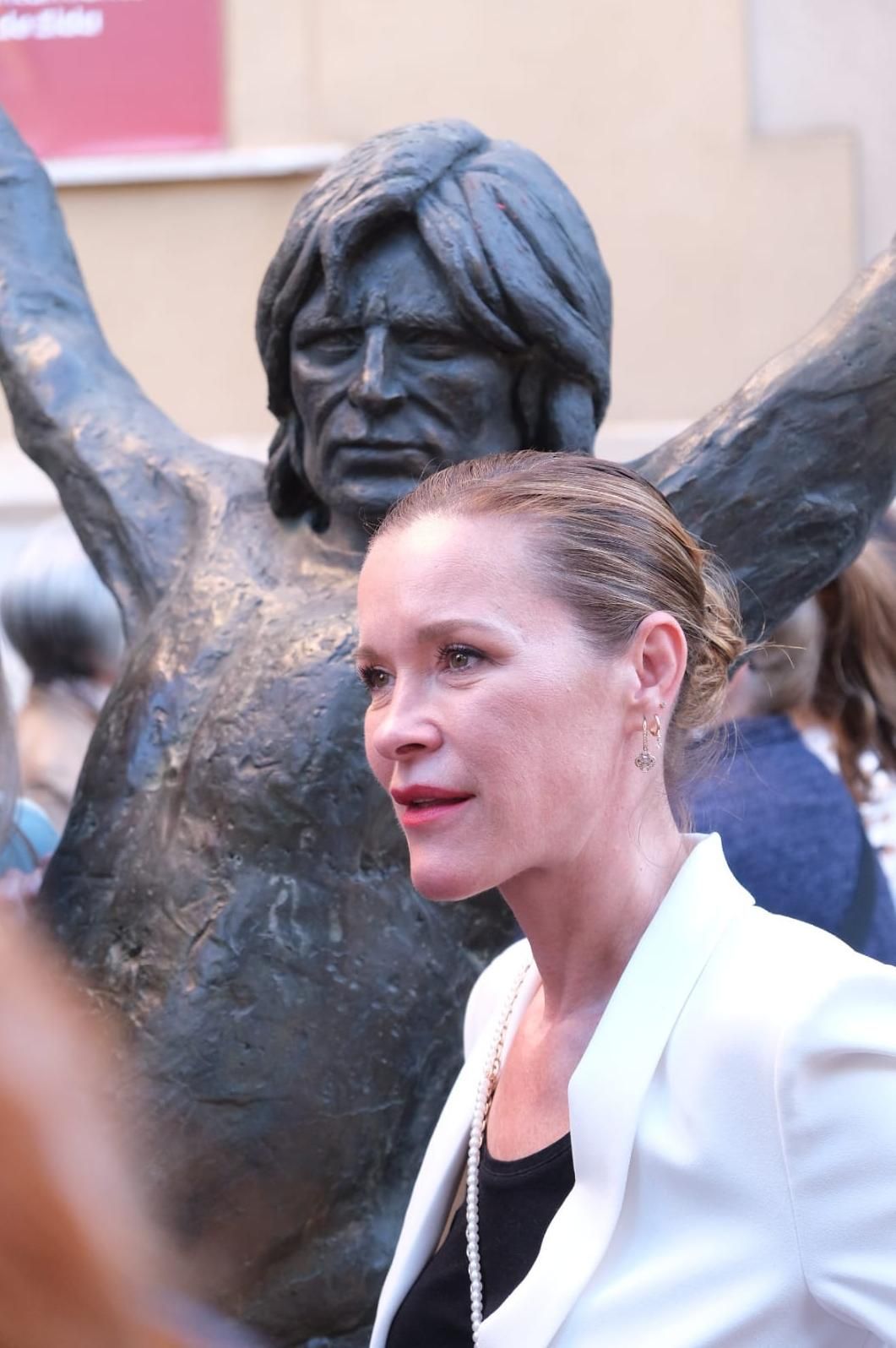 La hija de Antonio Gades, María Esteve, junto a la escultura a tamaño real de su padre.