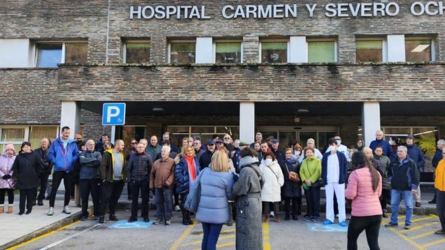 Un momento de la protesta, en el hospital de Cangas del Narcea. | R. A. S.