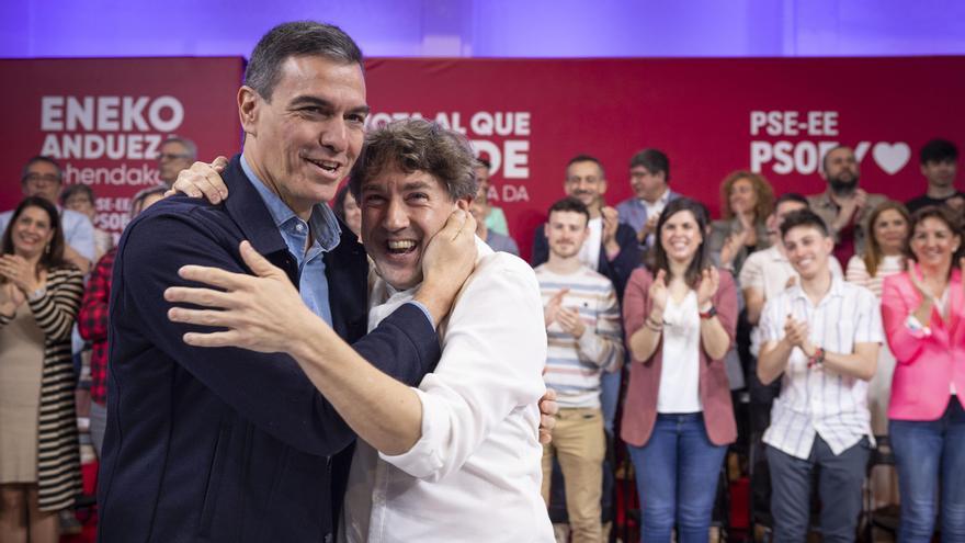 El presidente del Gobierno, Pedro Sánchez, en la campaña vasca con el candidato a lehendakari, Eneko Andueza.