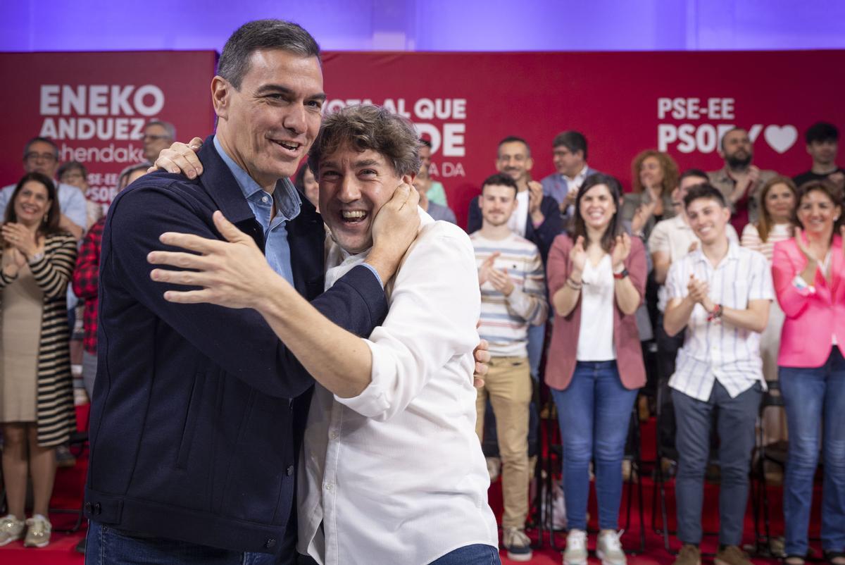 El presidente del Gobierno, Pedro Sánchez, en la campaña vasca con el candidato a lehendakari, Eneko Andueza.