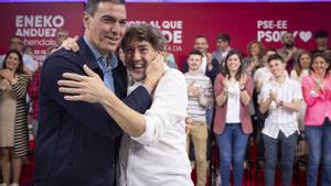 El presidente del Gobierno, Pedro Sánchez, en la campaña vasca con el candidato a lehendakari, Eneko Andueza.