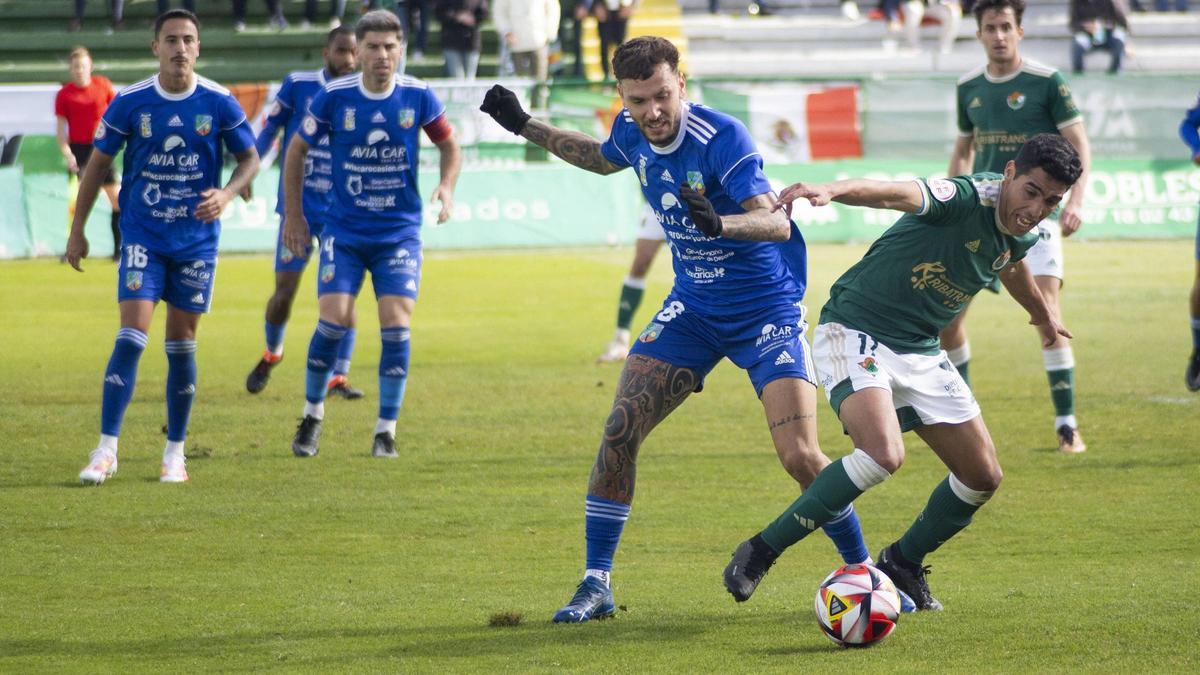 Karim, con el balón, durante el partido ante el San Fernando canario.