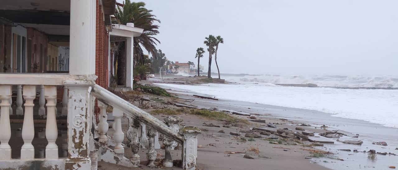 Con cada nuevo temporal se evidencia la pérdida de playa en Nules y el mar se acerca más a las viviendas.