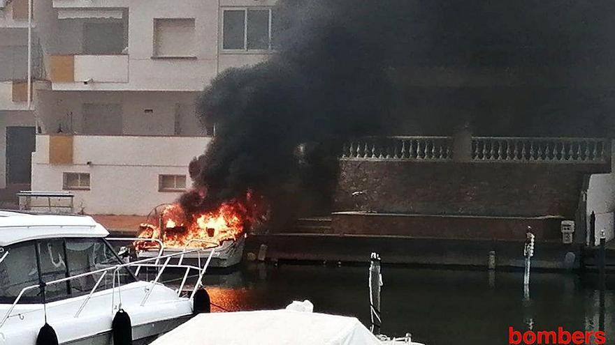 La llanxa incendiada ahir a Empuriabrava.