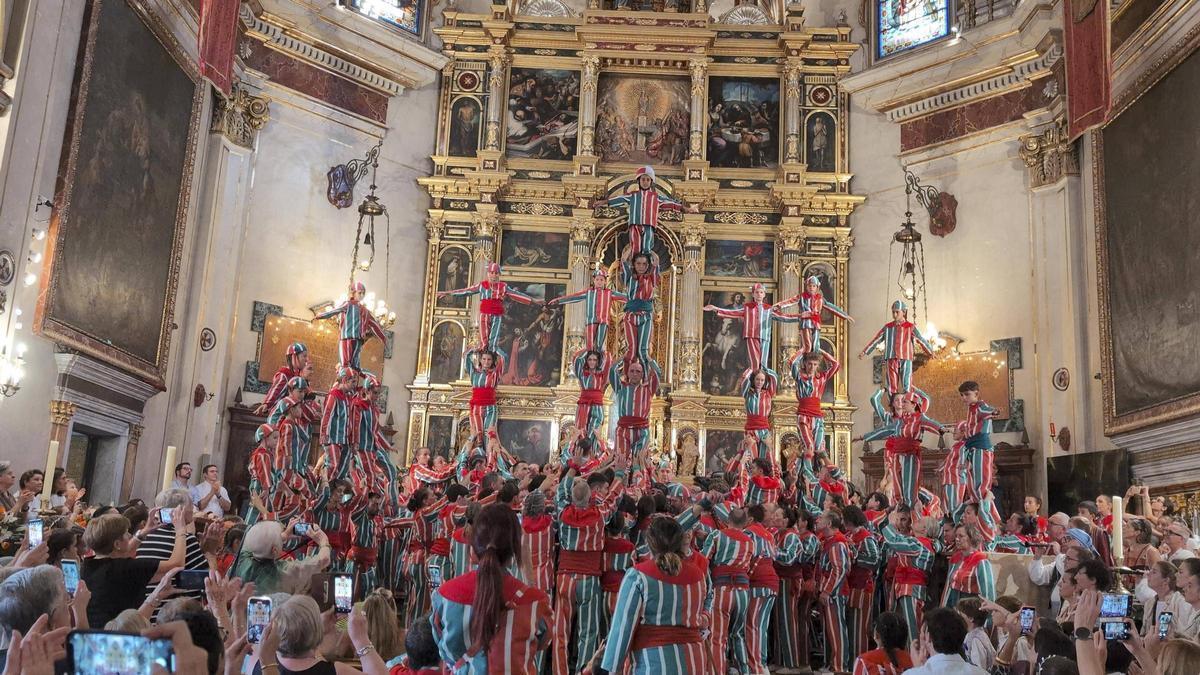 La Nova Muixeranga levanta sus torres en el interior de la basílica de Algemesí en la última edición de la Festa.