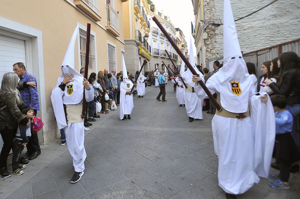 Elche se echa a la calle para acompañar a la Mare de Déu de les Bombes