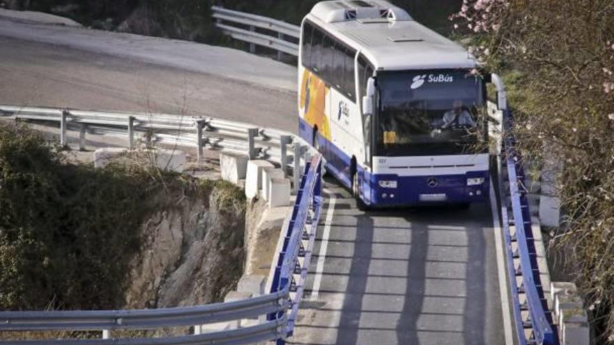 Un autobús escolar transitando por la sinuosa y estrecha carretera de Quatretondeta.