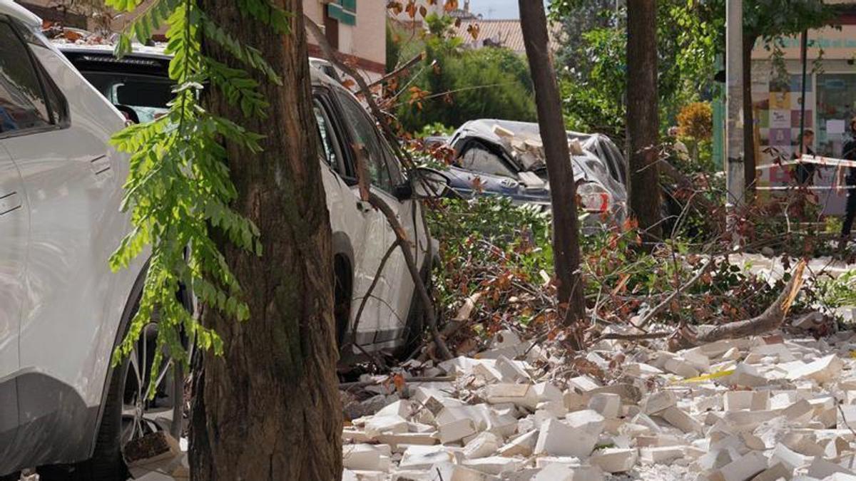 Un carrer de Granada ple de runa després d’un dels sismes. | ARSENIO ZURITA / EUROPA PRESS
