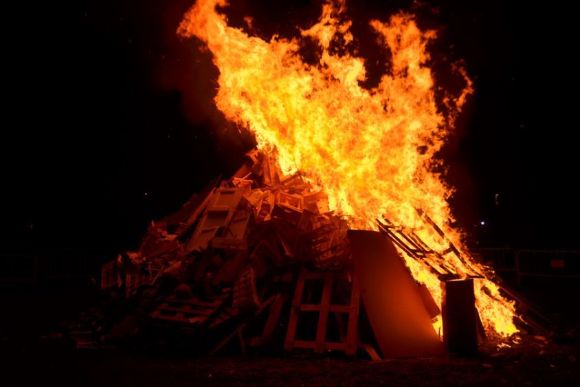 Una hoguera durante la verbena de Sant Joan.