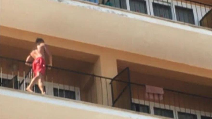 Cazan a un turista en pleno &#039;balconing&#039;