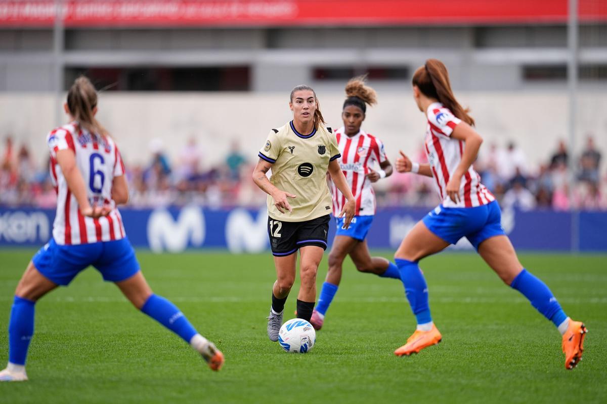 Patri Guijarro avanza rodeada de tres jugadoras del Atlético.