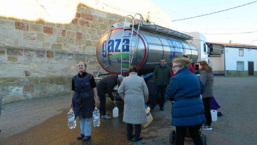 Habitantes de un pueblo de la provincia se surten de agua del camión cisterna.