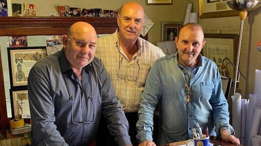 El taller de los Hermanos Delgado, donde martillo y cincel dan forma a la Semana Santa de Sevilla