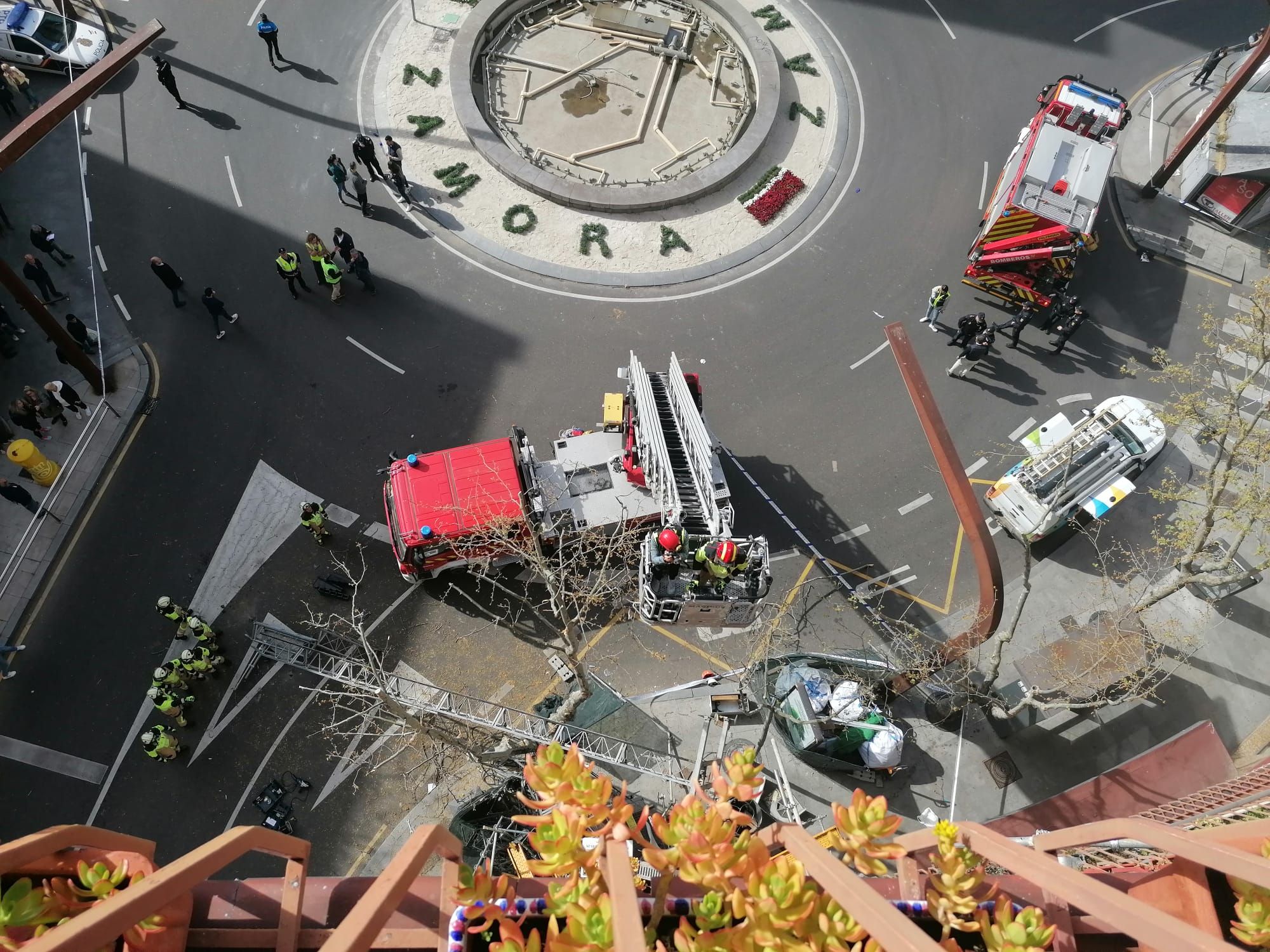 GALERÍA | El desplome de una grúa en Zamora con heridos, en imágenes