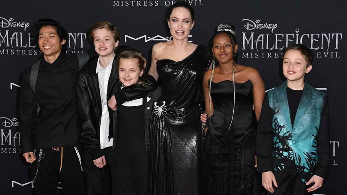 Angelina Jolie con 5 de sus hijos en la presentación de 'Maléfica: Maestra del Mal'