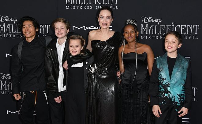 Angelina Jolie con 5 de sus hijos en la presentación de 'Maléfica: Maestra del Mal'