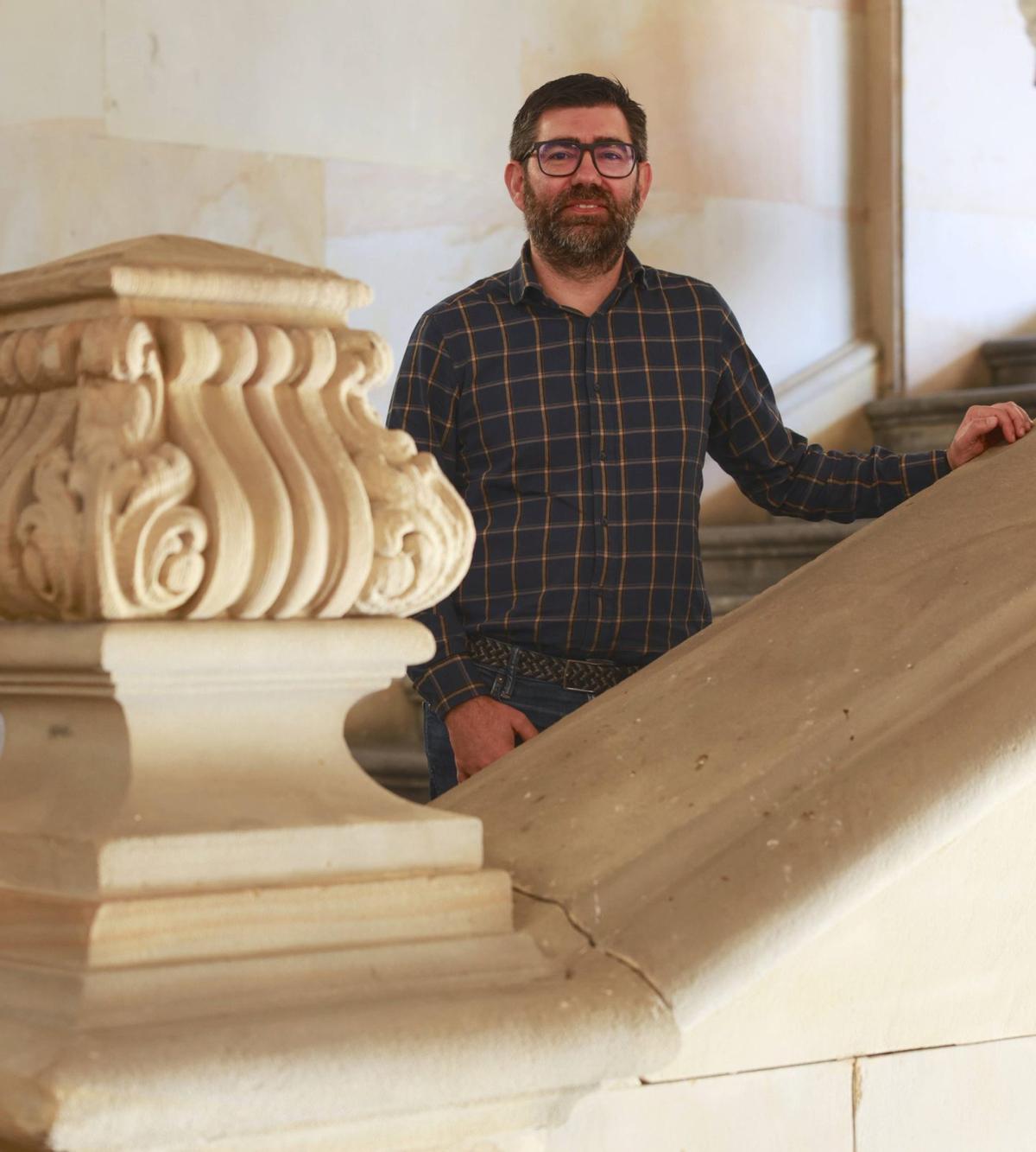 Rubén Martín Payo posa para LA NUEVA ESPAÑA en el edificio histórico de la Universidad de Oviedo. |  | MIKI LÓPEZ