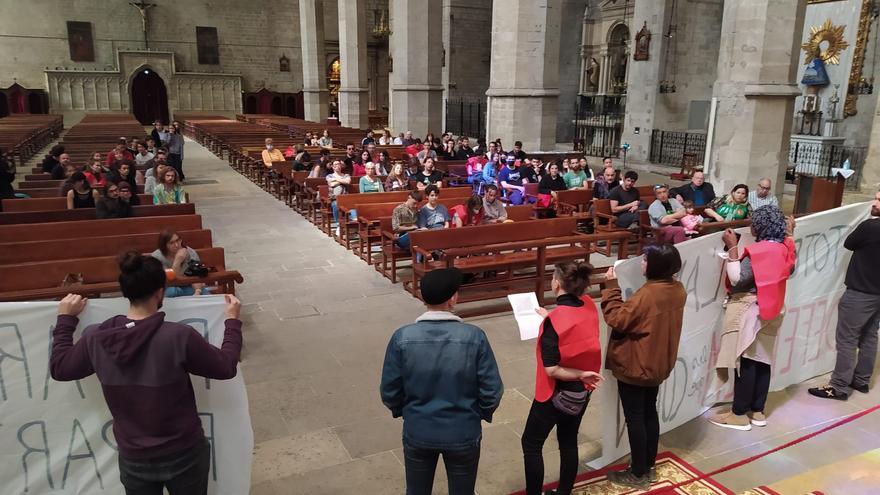 Manifestants ocupen la Seu com a acció de suport a una treballadora de la llar