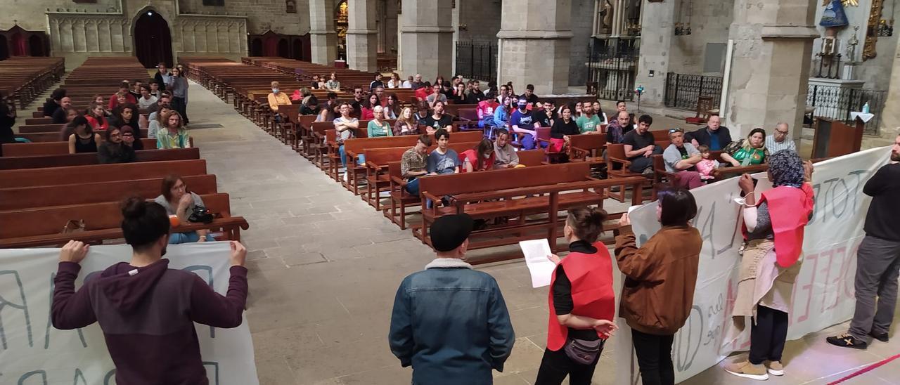 Manifestants ocupen la Seu com a acció de suport a una treballadora de la llar