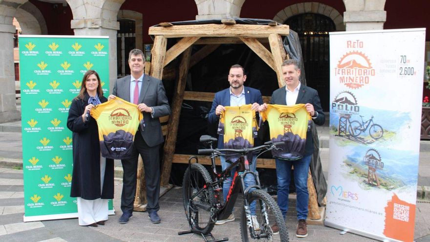 Por la izquierda, Silvia Lagar y Luis Alonso, de Caja Rural, Manuel Ángel Álvarez , alcalde de Mieres, y Álvaro González, concejal de Hacienda y Turismo, en la presentación de la prueba. | A. V.