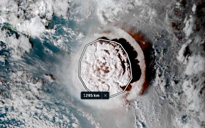 Circunferencia del hongo del volcán de Tonga medida a través de la web Zoom Earth.