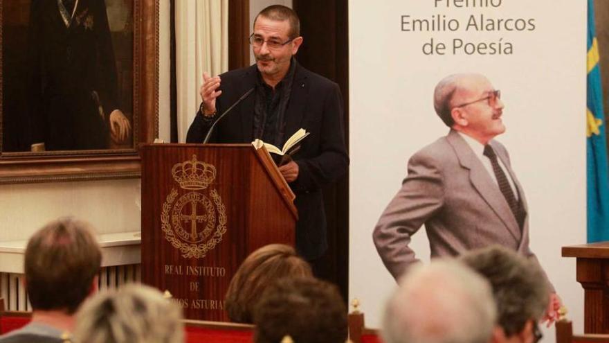 Vicente Gallego, durante la lectura de poemas del libro &quot;Saber de grillos&quot;.