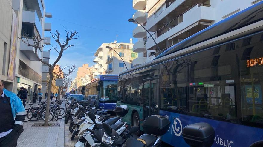 La avería de los nuevos autobuses del Consell provoca un atasco en Ibiza
