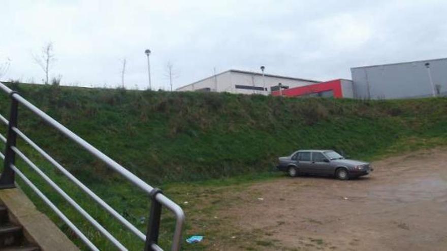 El terraplén situado al lado del colegio Manuel Rivero carece de medidas de protección.