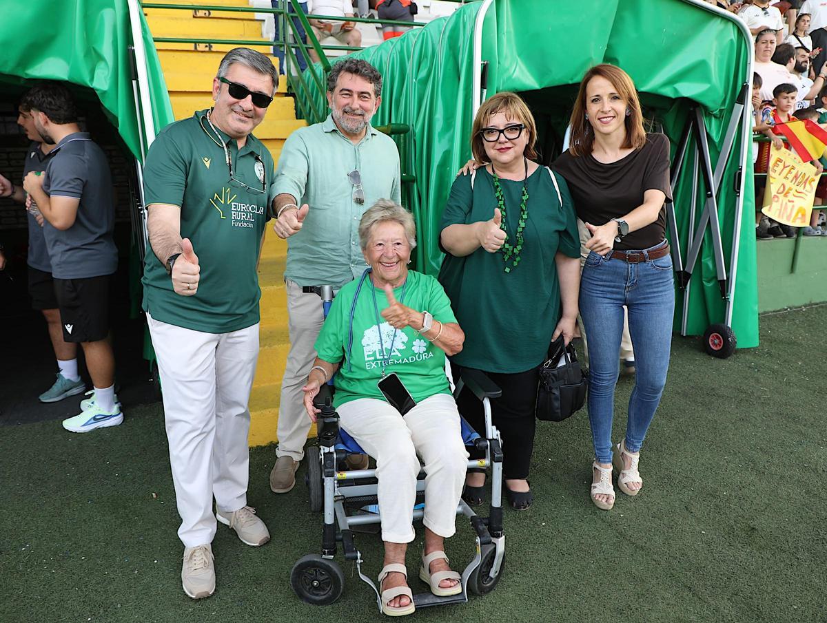 Eurocaja Rural y la Fundación junto a la presidenta de Extremadura en el partido solidario.