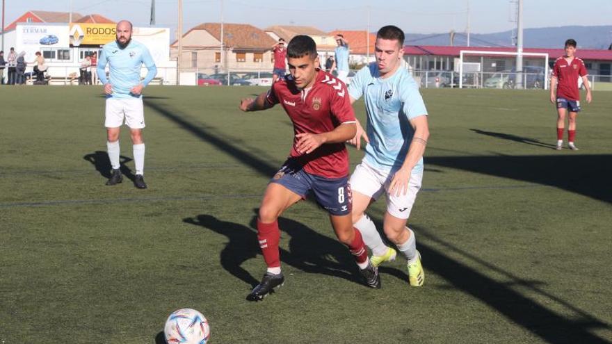 Una acción del Beluso-Pontevedra B de ayer. |  // SANTOS ÁLVAREZ