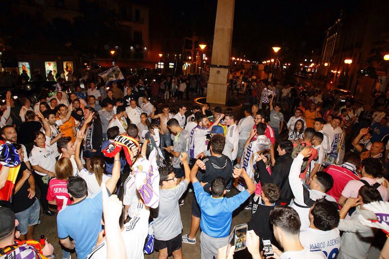 Madridistas celebran el título en la plaza de ses Tortugues