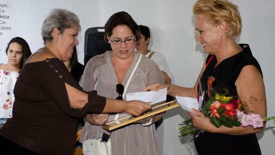 Concha Fontenla (1d), en la recepción del Premio Nacional de Curadoría en Cuba.