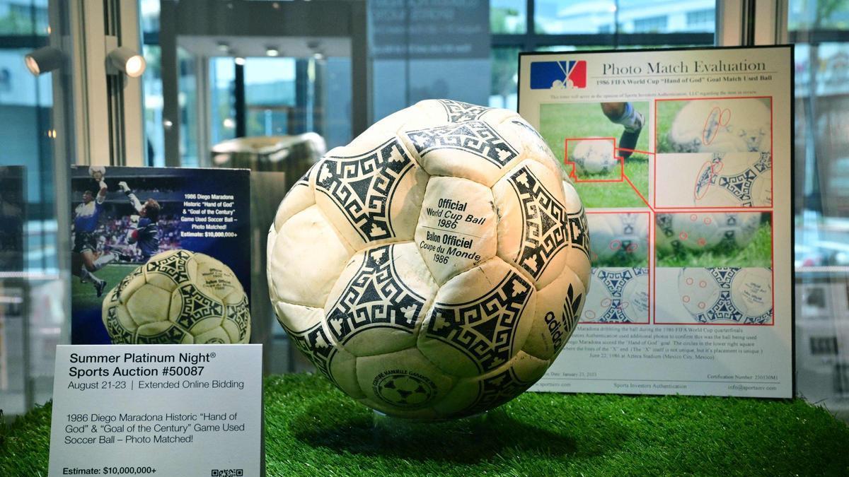 El balón utilizado en el partido del Mundial de 1986 entre Argentina e Inglaterra, en el que Diego Maradona marcó el gol de la "Mano de Dios"
