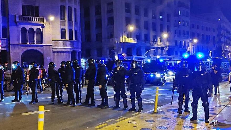 Mossos al vespre, després de la manifestació, a Via Laietana  | EUROPA PRESS