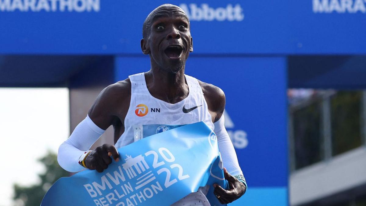 Eliud Kipchoge cruza la meta del maratón de Berlín, ayer.  | REUTERS/FABRIZIO NENSH