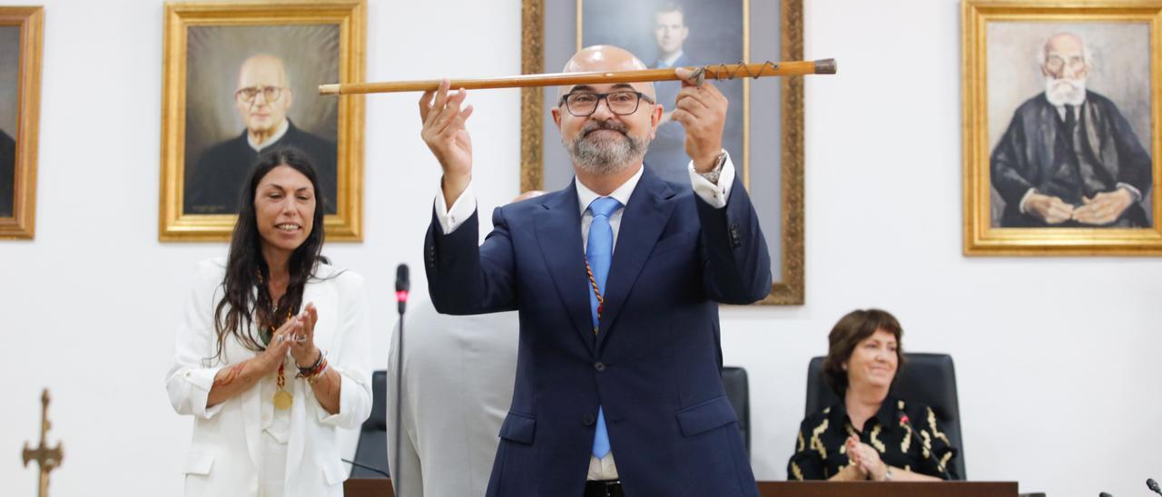 El nuevo alcalde, Vicent Roig, exhibe el bastón de mando durante el pleno de investidura.