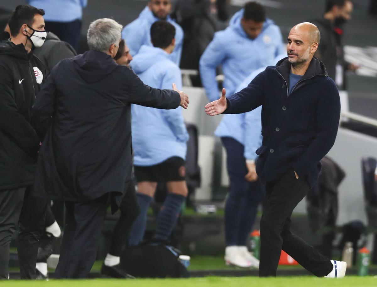 José Mourinho y Pep Guardiola se saludan en un partido de la Premier.