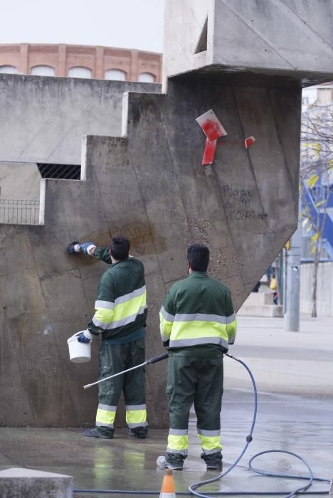 Destrossen les plaques de la plaça de U d'octubre