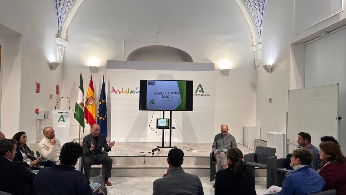 Reunión de Eduardo Lucena con el sector turístico de Córdoba.