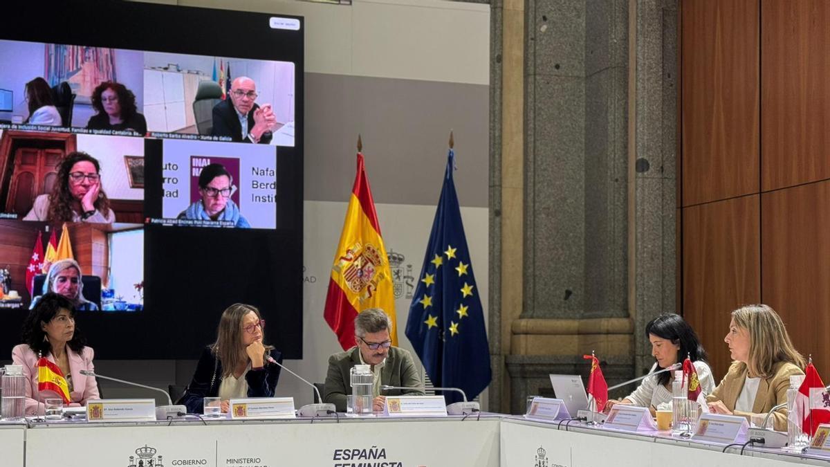 Los encargados autonómicos y la ministra de igualdad en la Conferencia Sectorial.