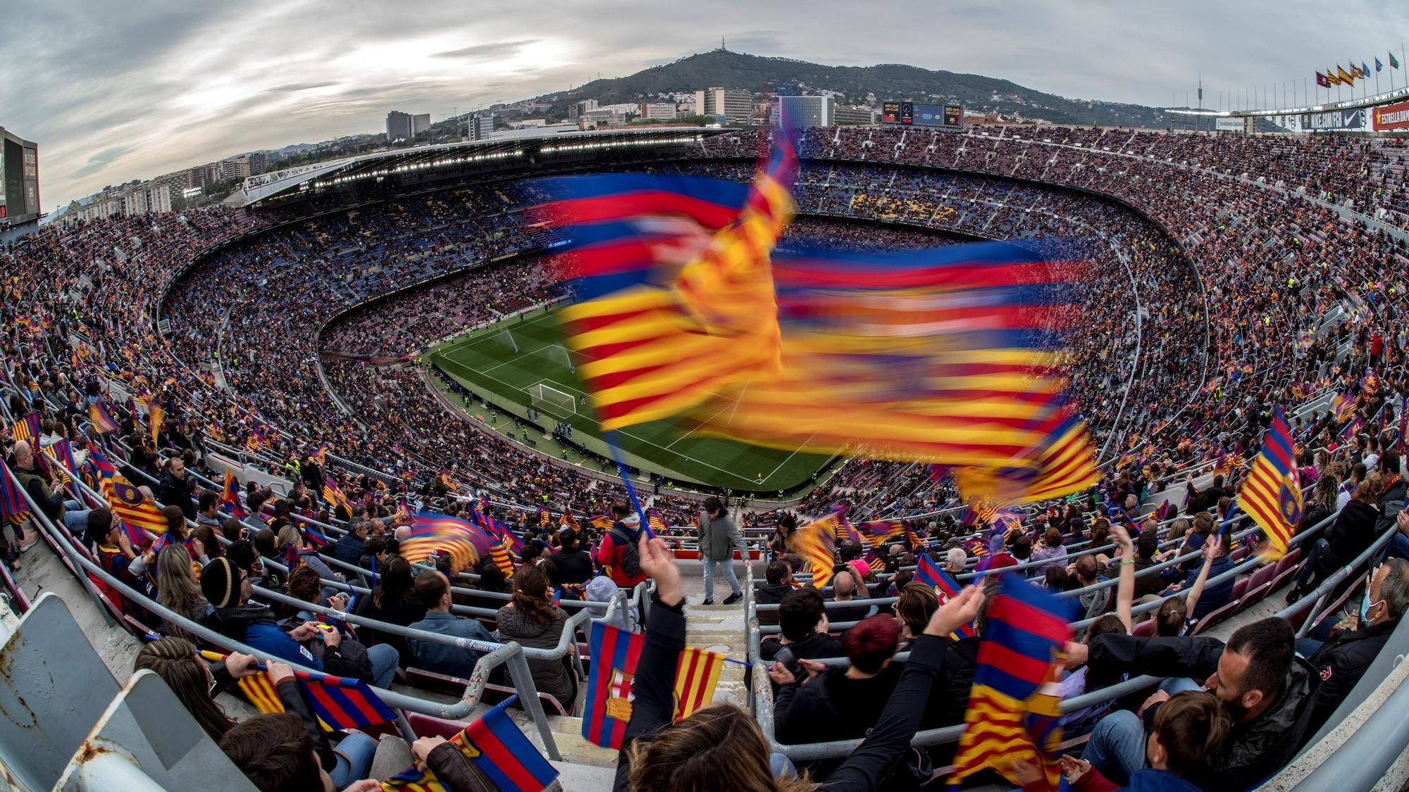 Barcelona 22.04.2022. Deportes. Imagen del Camp Nou antes de iniciarse el partido que acabó con récord mundial de asistencia para presenciar un partido de fútbol femenino durante el partido de ida de las semifinales de la champions femenina de fútbol entre el FC Barcelona (Barça) y el Wolfsburgo. Fotografía de Jordi Cotrina